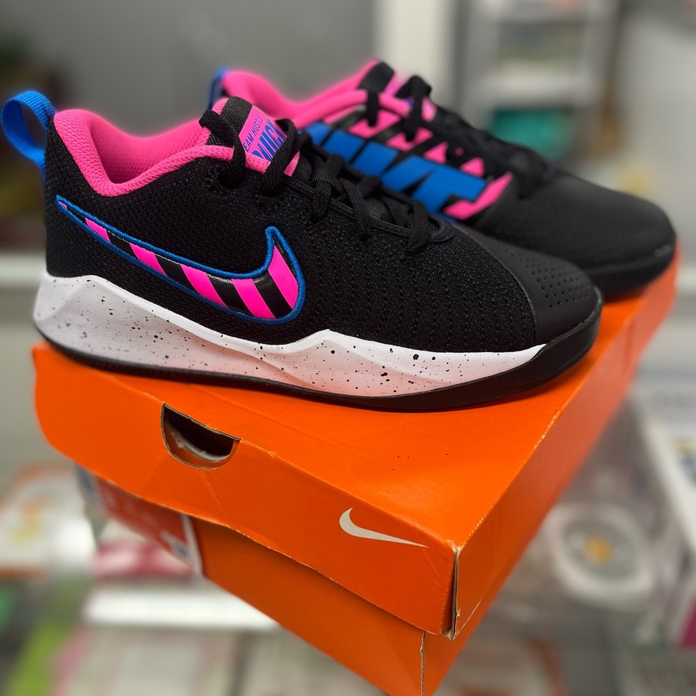 Nike Team Hustle Quick 2-New in Box